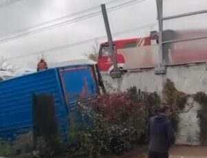 Sultangazi’de kontrolden çıkan kamyon 2 araca çarpıp 5 metreden bahçeye düştü