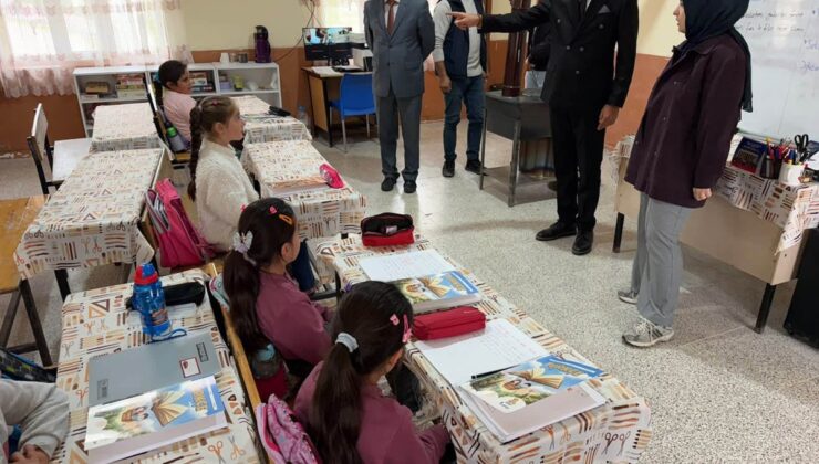 Taşlıçay Kaymakamı Kılıç, Balçiçek Köyü’ndeki okulda öğrencilere hediye verdi