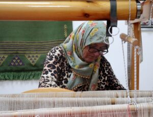 Tekirdağ’da 74 yaşındaki Fatma Ayvalıdere, dokuma kursunda terapi buldu