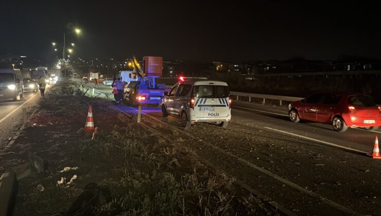 Tekirdağ’da otomobil refüj ve aydınlatma direklerine çarptı, sürücü ağır yaralandı