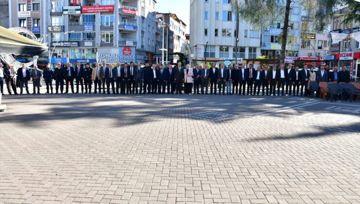 Terme Muhtarlar Derneği, Muhtarlar Günü’nde Atatürk Anıtı’na çelenk sundu