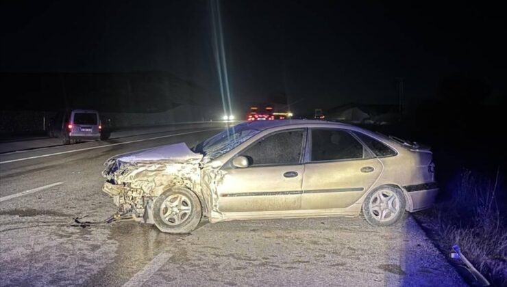 Tokat Zile’de kamyonetle otomobil çarpıştı, 2 sürücü yaralandı