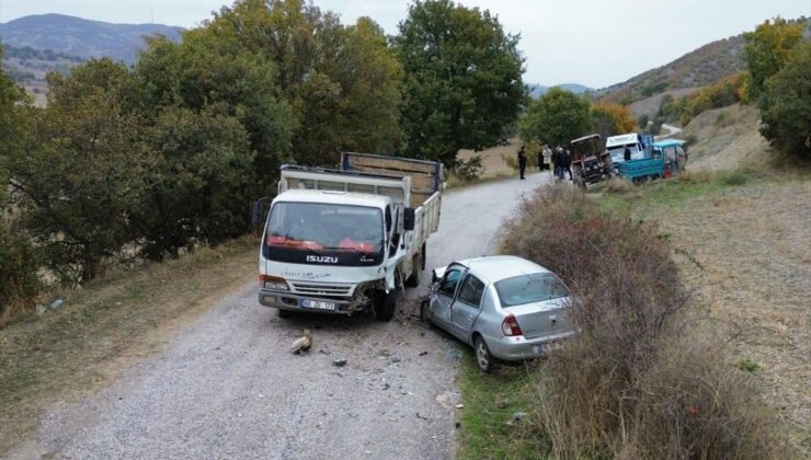 Tokat Zile’de kamyonla çarpışan otomobildeki 4 kişi yaralandı