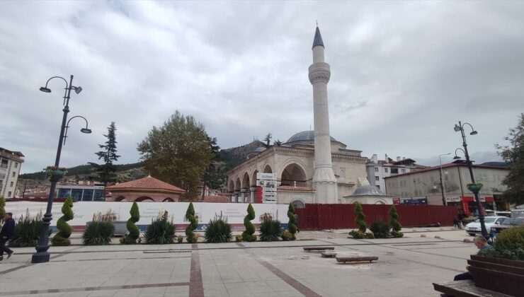 Tokat’ta Gülbahar Hatun Camisi’nin depreme dayanıksız minaresi yeniden inşa edildi