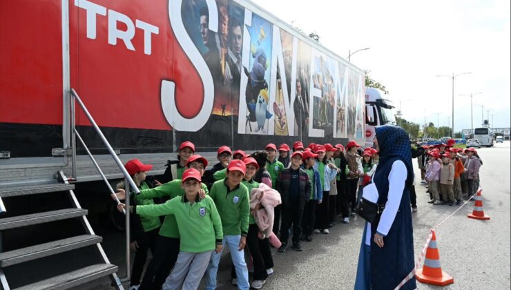 TRT Sinema Tırı Erzurum Olimpiyat Parkı’nda çocuklara sinema keyfi yaşattı