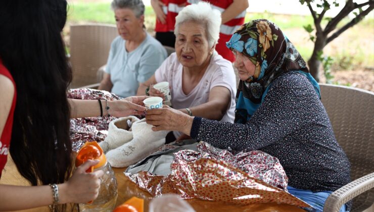 Türk Kızılay gönüllüleri, Dünya Yaşlılar Günü’nde Mersin’deki huzurevini ziyaret etti