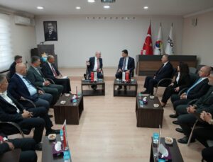 Ümit Özdağ, Aydın’da sanayi odası ve vakıf ziyaretlerinin ardından esnafla buluştu