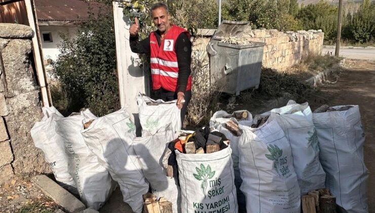 Van Muradiye’de Türk Kızılay yalnız yaşayan yaşlılara kömür ve odun ulaştırıyor