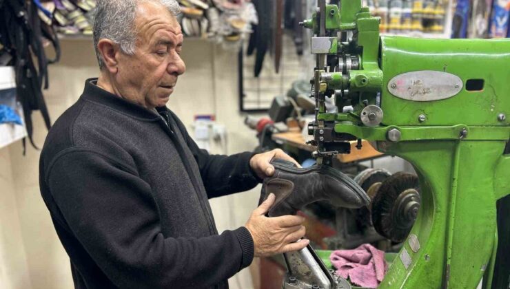 Van’da yağış ve soğuk hava ayakkabı tamircilerinde yoğunluğu artırdı
