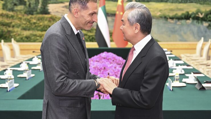 Wang Yi, BAE Özel Temsilcisi El Mübarek ile Beijing’de görüştü, ateşkesi vurguladı