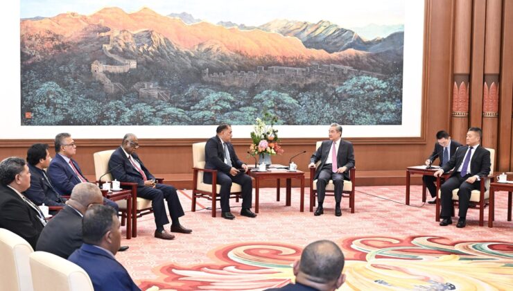 Wang Yi, Tonga Başbakan Yardımcısı başkanlığındaki Pasifik heyetiyle görüştü