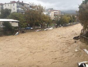 Yalova’da sağanak nedeniyle 101 ihbar alındı, 95 su baskını ve 3 toprak kayması yaşandı