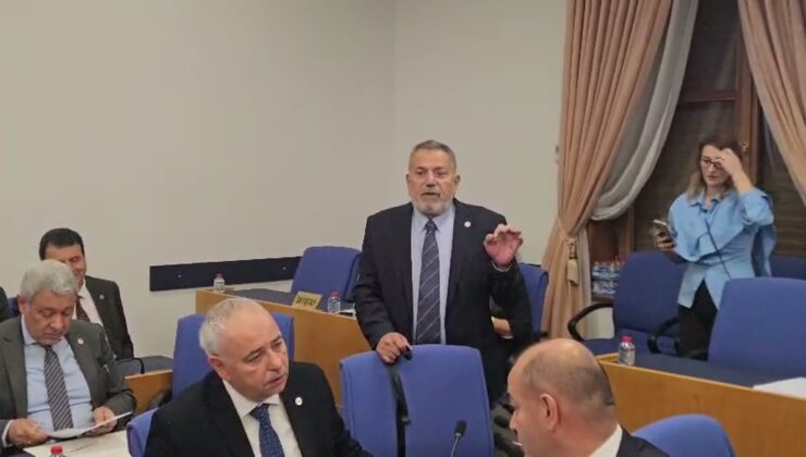 YENİ Partili vekiller TBMM’de Halk TV’ye kayyum atamasını kurdeleyle protesto etti