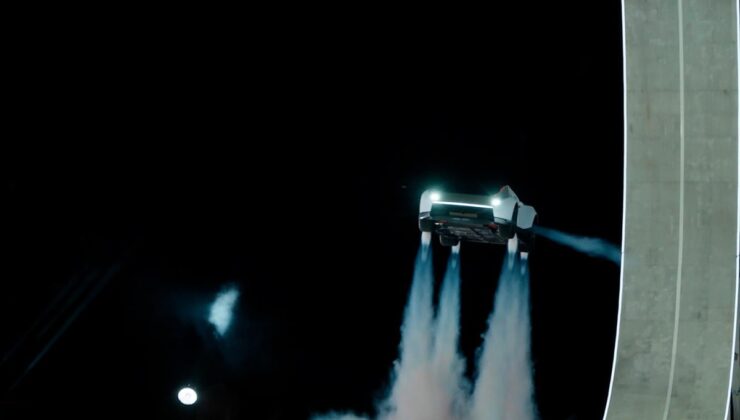 Yollar ona yetmedi! Elon Musk uçan Tesla’yı tanıttı