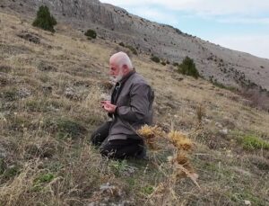 Yozgat’ta iş insanı Kandemir, 2 bin 270 rakımlı Akdağ’da ezan okuyup namaz kıldı
