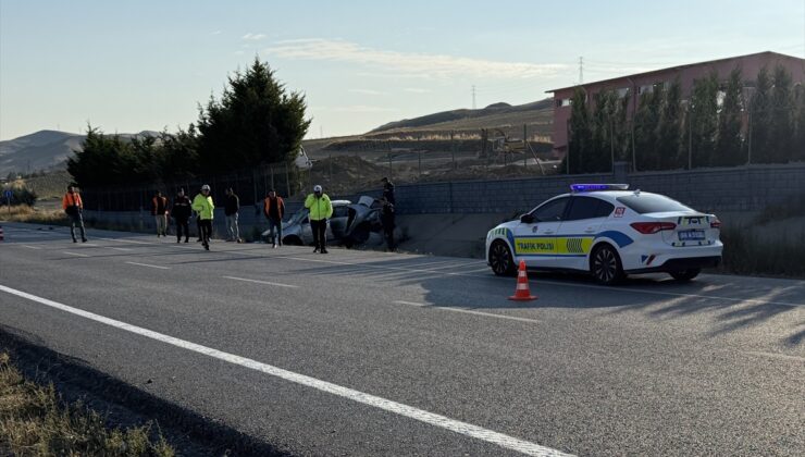 Yozgat’ta refüje devrilen otomobilde yaralanan 3 kişi hastanede tedavi altına alındı