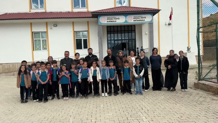 Yüksekova Akçalı’da 1-2 ile 3-4 sınıfları karma oldu, veliler öğretmen istiyor