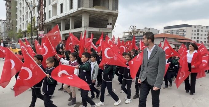 Yüksekova’da 29 Ekim Cumhuriyet Bayramı 110 metrelik dev bayrakla kutlandı