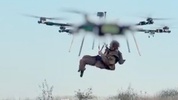 Ukrayna cephesinde ilk: Mayınlarla çevrili yaralı asker dronla havadan tahliye edildi
