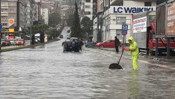 Zonguldak ve Düzce’de sağanak etkili oldu, Zonguldak’ta motokuryelere yasak geldi
