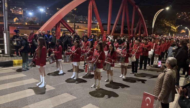 Zonguldak’ta 29 Ekim coşkusunda fener alayı Atatürk Anıtı’na yürüdü