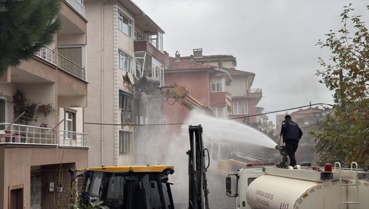 Zonguldak’ta çatlaklar nedeniyle boşaltılan 5 katlı binanın kontrollü yıkımı başladı